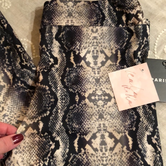 High Waisted Snakeskin Leggings 💋 - Picture 4 of 7